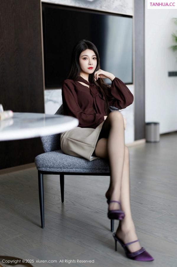 [XiuRen]高清写真图 2025.02.11 No.9868 初梦瑶 黑丝美腿